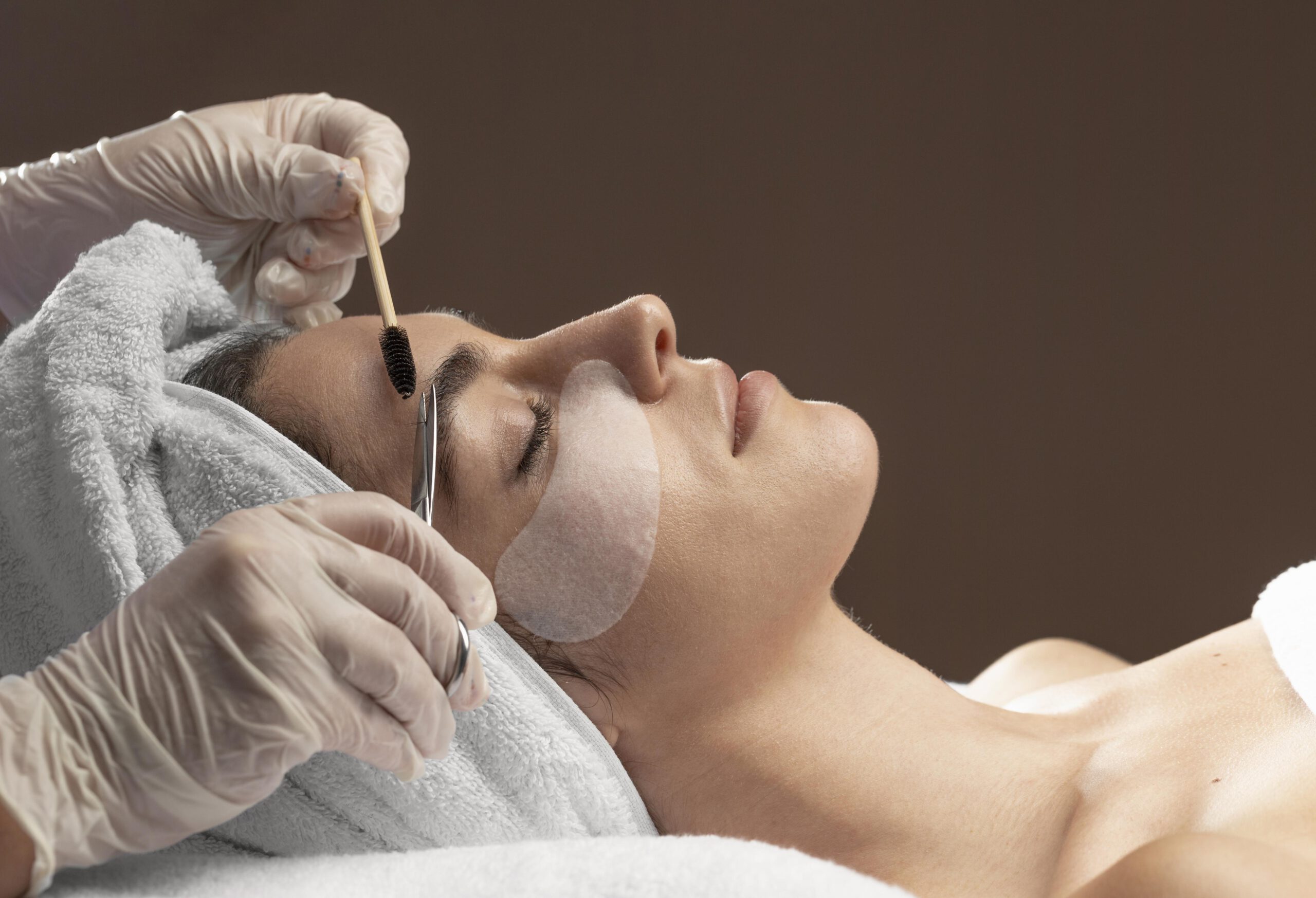 junge-frau-die-an-einem-schoenheitssalon-entspannt